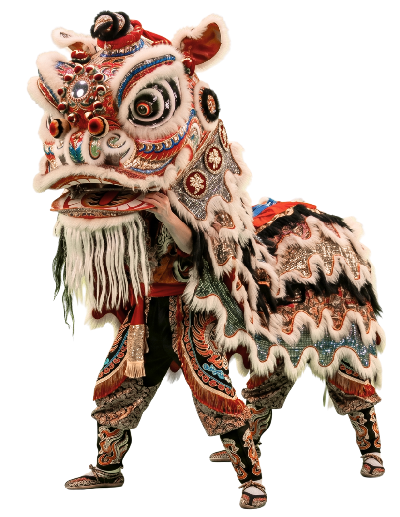 Fotografía de estudio que muestra a un artista posando con un disfraz tradicional de la Danza del León chino. El disfraz presenta una cabeza grande y ornamentada con una combinación de colores rojo, blanco, azul y dorado, detalles de piel sintética blanca, lentejuelas brillantes y una barba larga y verde. El cuerpo del disfraz tiene patrones ondulados en tonos naranjas, negros y blancos, y cubre por completo al ejecutante, del cual solo se aprecian las piernas vestidas con pantalones decorados a juego y calzado tradicional en una postura de flexión lateral. La iluminación resalta las texturas del pelaje, los brillos de la tela y los detalles artesanales del vestuario.